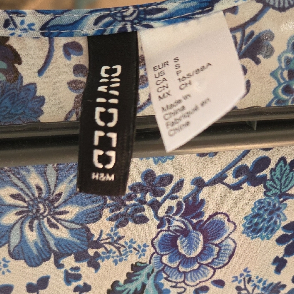 🔥🔥2 For $5 Divided Blue Floral Kimono Top🔥🔥 - Picture 2 of 5